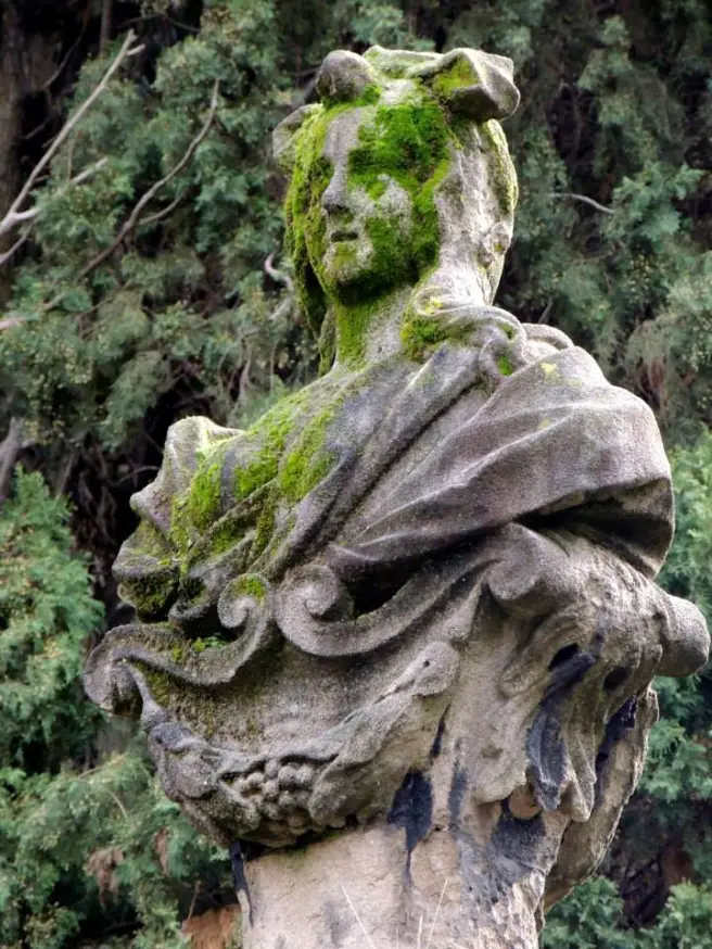 Villa Sciarra Park (Rome, Italy)-mossy statue